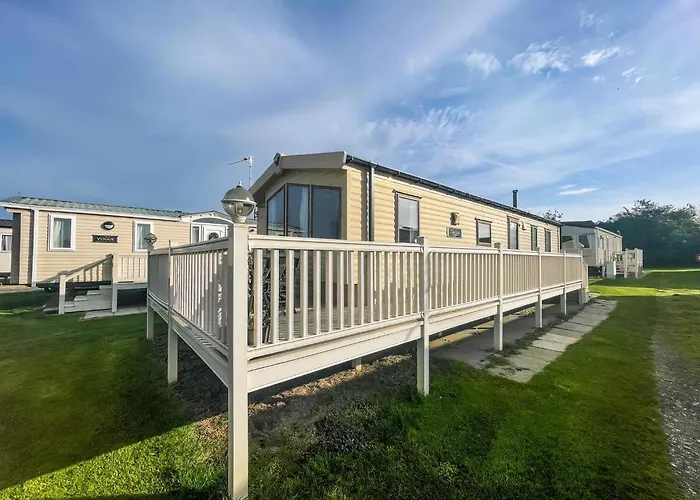Caravan With Decking Within Walking Distance To Hunstanton Beach Ref 23054S
