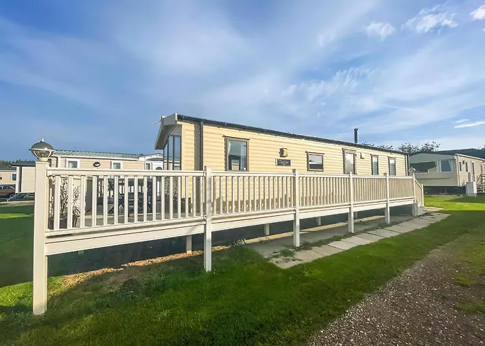 Caravan With Decking Within Walking Distance To Hunstanton Beach Ref 23054S