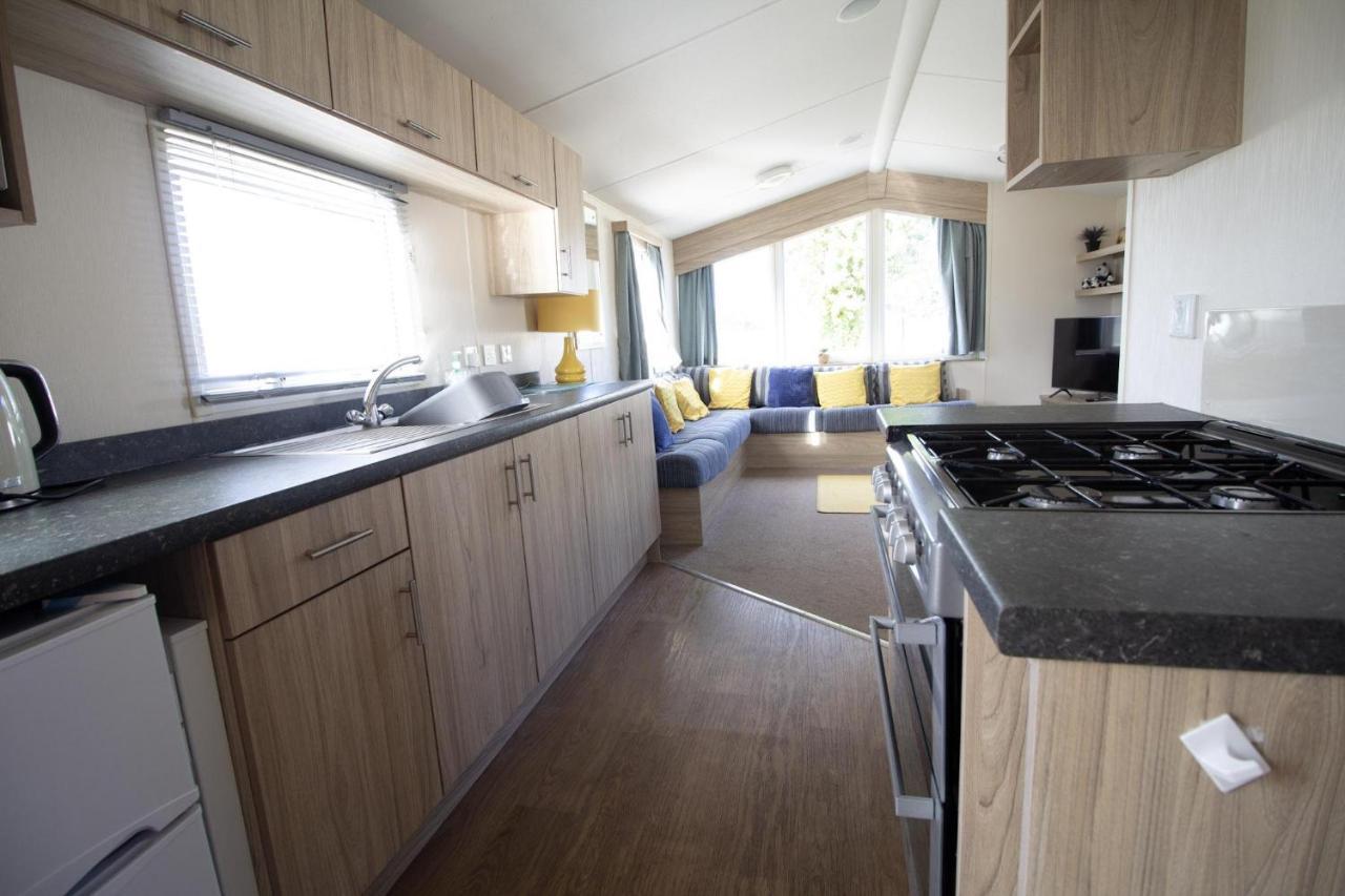 Caravan With Decking Within Walking Distance To Ref 23054s Campsite Hunstanton