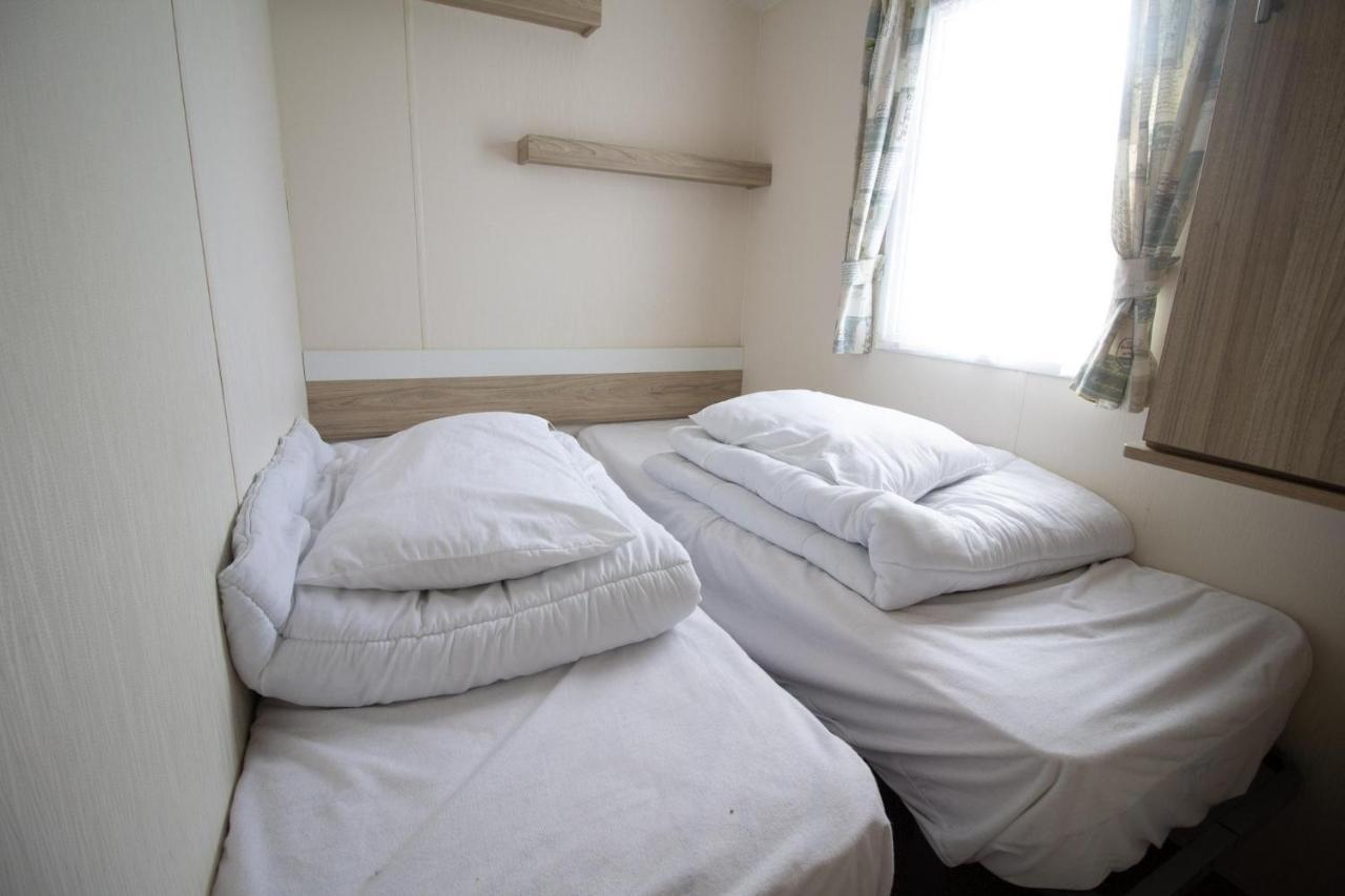 Campsite Caravan With Decking Within Walking Distance To Ref 23054s Hunstanton