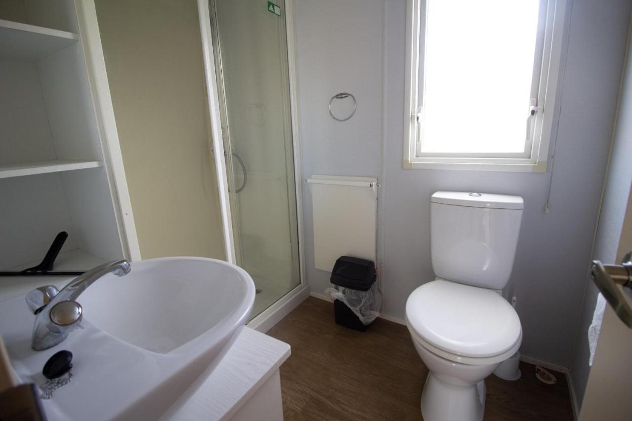 Campsite Caravan With Decking Within Walking Distance To Ref 23054s
