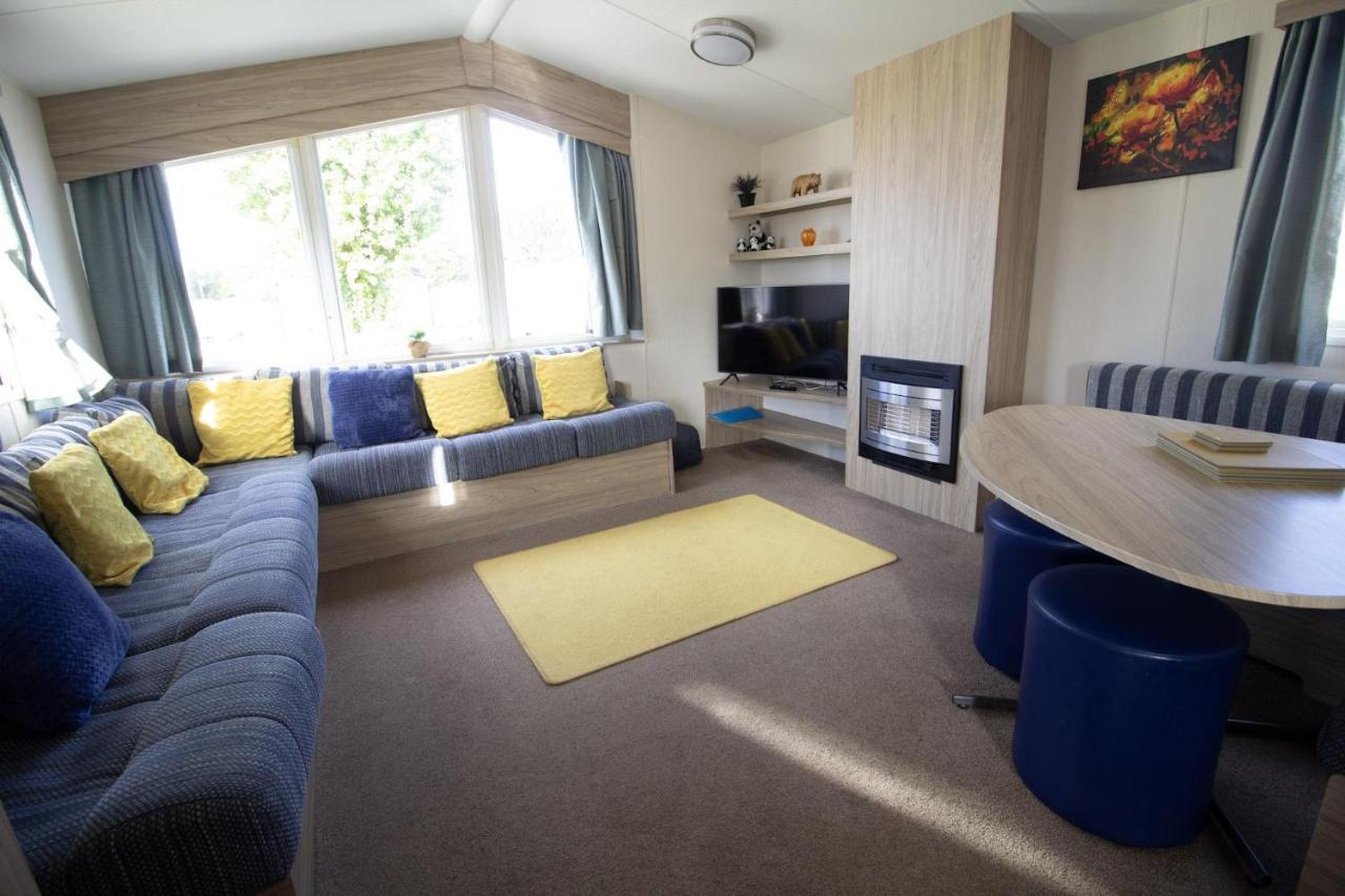 Caravan With Decking Within Walking Distance To Ref 23054s Hunstanton