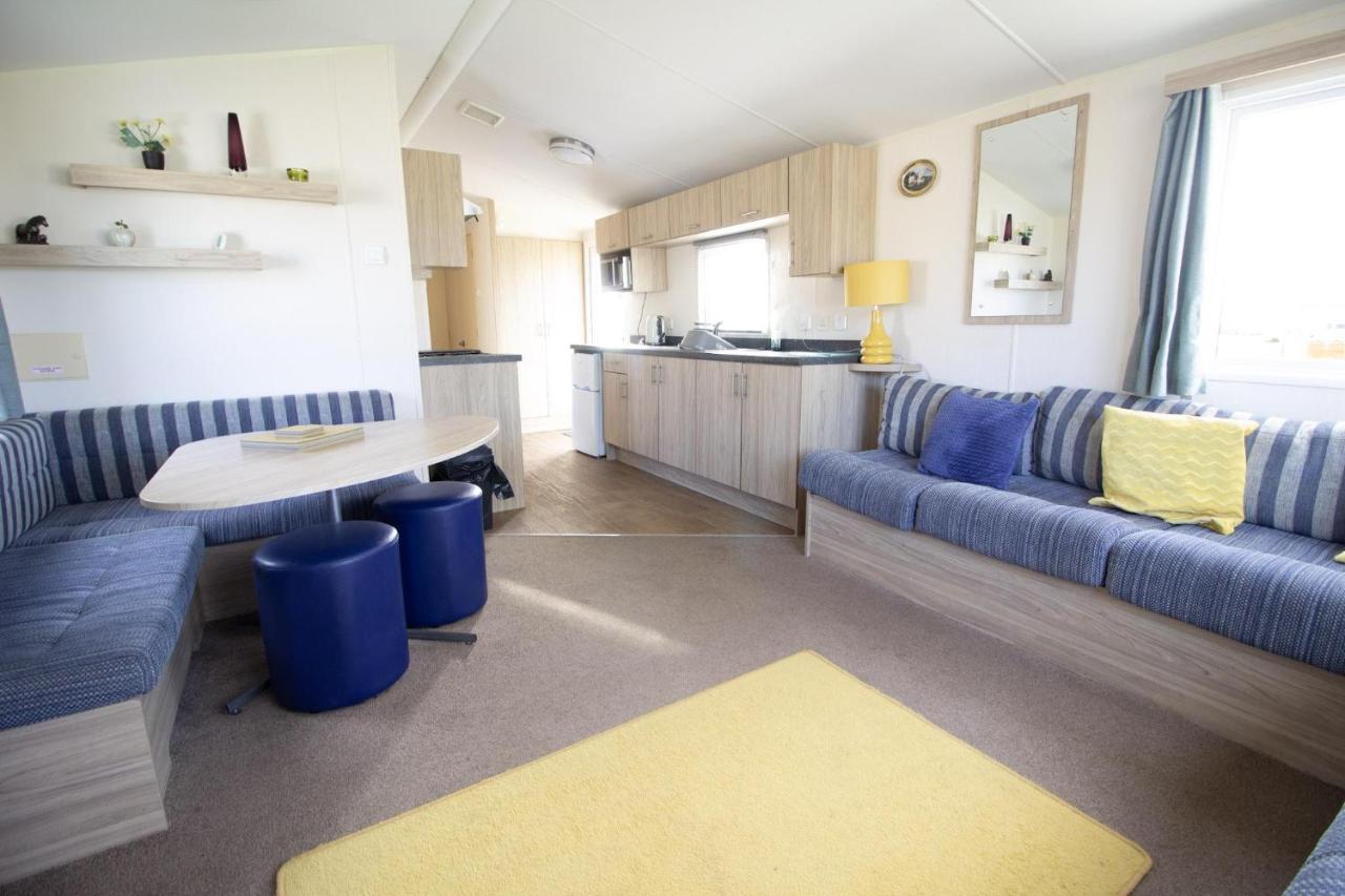 Caravan With Decking Within Walking Distance To Ref 23054s * Hunstanton