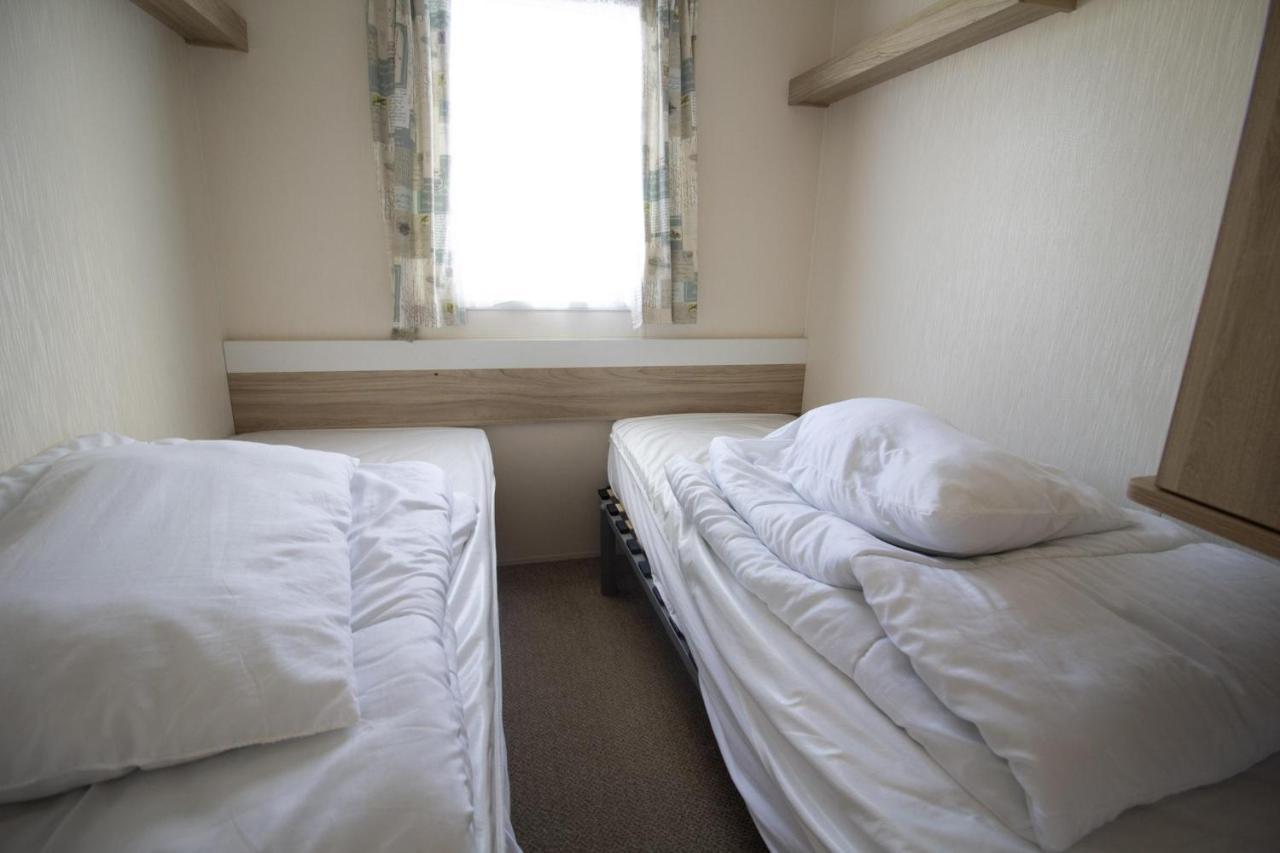 Campsite Caravan With Decking Within Walking Distance To Ref 23054s *