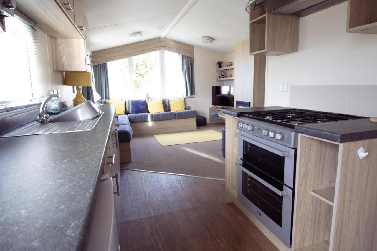 Caravan With Decking Within Walking Distance To Ref 23054s Campsite