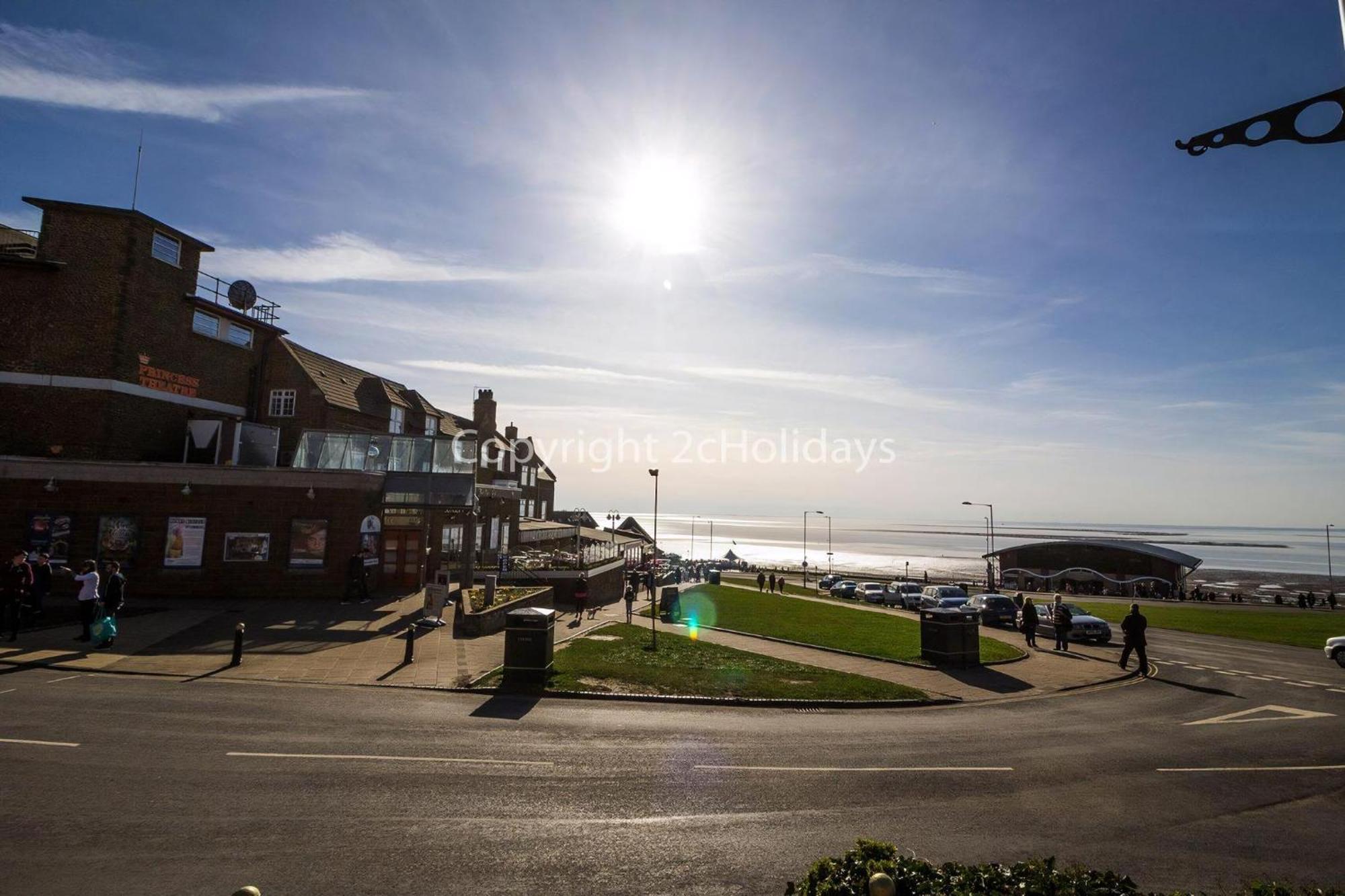 Caravan With Decking Within Walking Distance To Ref 23054s Campsite Hunstanton